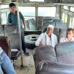 भंगार बसमधून प्रवाशांची वाहतूक; तुटलेल्या काचा, मोडलेल्या सीट, दरवाजे खिळखिळे