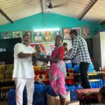 परळची देवी सार्वजनिक नवरात्रोत्सव मंडळातर्फे आदिवासी पाड्यात आधुनिक शैक्षणिक साहित्याचे वाटप