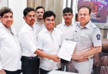 खर्डीतील खड्डेमुक्त रस्त्यासाठी दिव्यांग बांधवांचे आज ‘भीक मांगो’