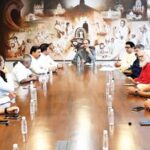 मतचोरीविरोधात उद्या सत्याचा मोर्चा, सर्वपक्षीय बैठकीत तयारीचा आढावा; शरद पवार, उद्धव ठाकरे, राज ठाकरे यांच्यासह काँग्रेस आणि डाव्या पक्षांचे नेते नेतृत्व करणार