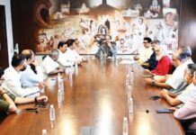 मतचोरीविरोधात उद्या सत्याचा मोर्चा, सर्वपक्षीय बैठकीत तयारीचा आढावा; शरद पवार, उद्धव ठाकरे, राज ठाकरे यांच्यासह काँग्रेस आणि डाव्या पक्षांचे नेते नेतृत्व करणार