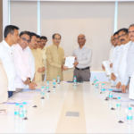 Photo – सर्वपक्षीय शिष्टमंडळाचे मुख्य निवडणूक अधिकाऱ्यांना निवेदन