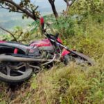 Raigad News – घाटातील साईट पट्टीचा अंदाज आला नाही, दुचाकी 100 फूट खाली कोसळली; एकाचा जागीच मृत्यू