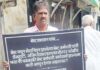 ‘बेस्ट’ने 4500 कर्मचाऱ्यांची देणी थकवली, निवृत्त कर्मचाऱ्याचे इलेक्ट्रिक हाऊसच्या गेटवर अनोखे आंदोलन