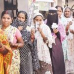 बिहारमध्ये 65 टक्के मतदान; दगडफेक, शेणफेक आणि बहिष्काराचे गालबोट