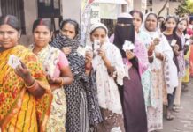 बिहारमध्ये 65 टक्के मतदान; दगडफेक, शेणफेक आणि बहिष्काराचे गालबोट