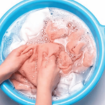 कपडे धुताना रंग जात असेल तर, हे करून पहा