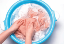 कपडे धुताना रंग जात असेल तर, हे करून पहा