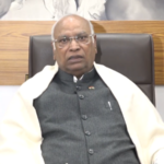 भाजप-आरएसएसचे लोक संविधानाचे तुकडे करण्यात व्यग्र आहेत – मल्लिकार्जुन खरगे