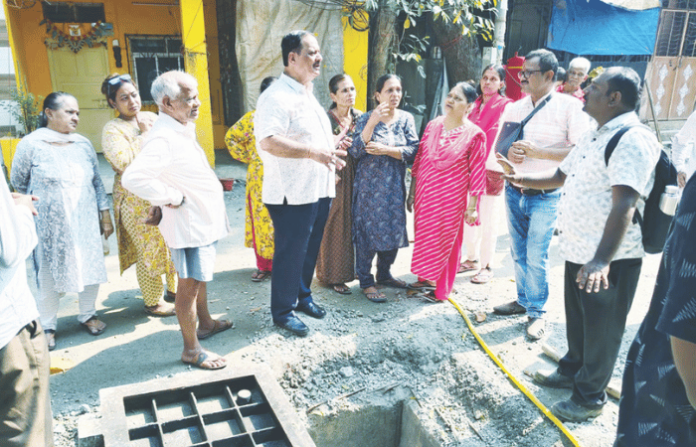 Motilal Nagar Residents Furious Over Stalled Road Work; Shiv Sena Confronts BMC Officials Motilal Nagar Residents Furious Over Stalled Road Work; Shiv Sena Confronts BMC Officials