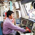 ड्रायव्हिंगवर लक्ष ठेवायचे की गोंगाट आणि सूचनांचा भडिमार झेलायचा? लोकल ट्रेनच्या मोटरमनची केबिनमध्ये घुसमट!