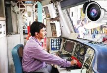 ड्रायव्हिंगवर लक्ष ठेवायचे की गोंगाट आणि सूचनांचा भडिमार झेलायचा? लोकल ट्रेनच्या मोटरमनची केबिनमध्ये घुसमट!