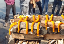 चिता रचली, अंत्यसंस्कार सुरू होते, अचानक कळलं ‘प्रेत’ नाही पुतळा आहे! उत्तर प्रदेशात ५० लाखांचा विमा घोटाळा उघड Plastic Dummy Used in Fake Cremation Unmasks Rs 50 Lakh Insurance Scam in UP