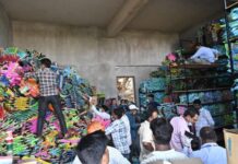 मॉब, खिळे आणि तयार कपडे मोजताना प्रशासनाची दमछाक, रत्नागिरीकरांना चुना लावणाऱ्या आर्जू टेकसोलच्या मालमत्तेवर जप्ती सुरू