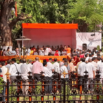 Photo – शिवसेनाप्रमुखांना आदरांजली वाहण्यासाठी शक्तिस्थळावर लोटला निष्ठेचा जनसागर!