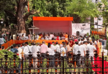 Photo – शिवसेनाप्रमुखांना आदरांजली वाहण्यासाठी शक्तिस्थळावर लोटला निष्ठेचा जनसागर!