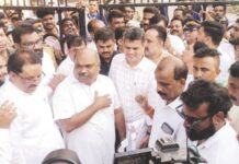 कामगारांची फसवणूक करण्याचा भाजपचा डाव उधळला, ताज लॅण्ड्स एण्ड हॉटेलमध्ये शिवसैनिकांचे जोरदार आंदोलन