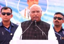 नरेंद्र मोदी बिहारमध्ये असे फिरत आहेत, जणू त्यांच्या मुलाचं लग्न आहे – मल्लिकार्जुन खरगे