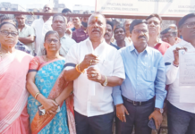 प्रतीक्षानगरात सर्वपक्षीय निदर्शने, सह्यांची मोहीम, राखीव भूखंड मुंबई बँकेला