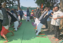 पत्नीपीडित पुरुष आश्रमात शीर्षासन करून ‘जागतिक पुरुष दिन’ साजरा