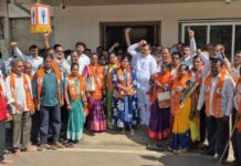 गुहागरमध्ये मिंधे गटाला खिंडार, आंजणी ढाकरवाडीतील शेकडो कार्यकर्ते शिवसेनेत