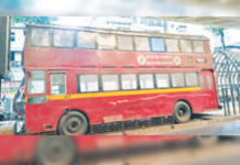 जे. जे. उड्डाणपुलाखालील… हो हो बस कलादालन, वाचनालयाला मुहूर्त सापडेना, वर्ष झाले तरी प्रतिसाद मिळेना nतिन्ही बस धूळ खात उभ्या