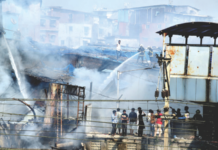 धारावीच्या नवरंग नगरात भीषण आग, रेल्वे रुळाजवळ आग लागल्याने हार्बर सेवा विस्कळीत