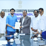 PHOTO – मतदार यादीतील गोंधळ तातडीने दूर करा, आदित्य ठाकरे यांनी घेतली निवडणूक आयुक्तांची भेट