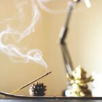 अगरबत्तीचा सुगंध पसरत नसेल तर… हे करून पहा