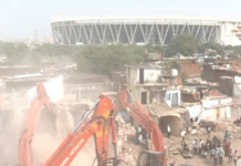 नरेंद्र मोदी स्टेडियमकडे जाणाऱ्या रस्त्यासाठी 29 घरांवर चालवला बुलडोजर, अनेक कुटुंबांचे संसार उघड्यावर