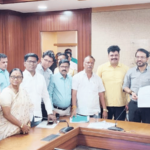 प्रतीक्षानगर संक्रमण शिबिरातील रहिवाशांना घरे रिक्त करण्यासाठी नोटिसा; शिवसेनेच्या शिष्टमंडळाने घेतली म्हाडा उपाध्यक्षांची भेट