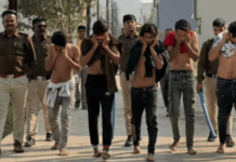 कॅफेत तोडफोड करणाऱ्या पाच जणांना अटक, पोलिसांनी अर्धनग्न अवस्थेत काढली धिंड