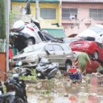 फिलिपिन्समध्ये चक्रीवादळामुळे लाखोंच्या कार कचऱ्यात!