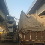 संगमेश्वर-सोनवी पुलावर काँक्रीट मिक्सर बंद पडल्याने वाहतूक कोंडी