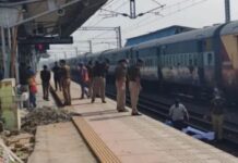 पौर्णिमेच्या स्नानासाठी निघालेल्या भाविकांवर काळाचा घाला, रेल्वेच्या धडकेत 8 जणांचा मृत्यू