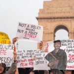 दिल्लीत इंडिया गेटसमोर नक्षल कमांडर हिडमाच्या समर्थनार्थ घोषणाबाजी; पोलिसांवर ‘चिली स्प्रे’ने हल्ला, 23 जणांना अटक