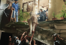 दिव्यात दुमजली चाळीची गॅलरी कोसळली; 30 जणांची सुखरूप सुटका, जुन्या बांधकामांमुळे हजारो रहिवाशांच्या सुरक्षेचा प्रश्न ऐरणीवर