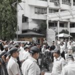 आमच्यावर कारवाई केलीत, बिल्डरवरही गुन्हे दाखल करा; दिव्यातील शेकडो बेघर रहिवाशांचा पालिकेला घेराव, प्रवेशद्वारावरच ठिय्या देत केले आंदोलन