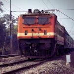 मद्यधुंद व्यक्तीने तरुणीला चालत्या ट्रेनमधून फेकले; आरोपीला अटक