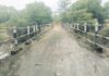 शहापूर-सरळांबे रस्त्याची चाळण, खड्ड्यांमुळे पुलाचा रस्ता खिळखिळा