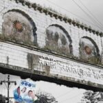 खोपोलीची स्वागत कमान मोजतेय अखेरची घटका; अपघाताचा धोका, लाद्या निखळल्या, झाडाझुडपांचा वेढा