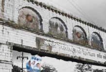 खोपोलीची स्वागत कमान मोजतेय अखेरची घटका; अपघाताचा धोका, लाद्या निखळल्या, झाडाझुडपांचा वेढा