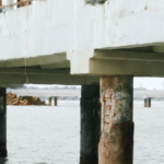 मांडवा बंदर बनले डेंझर झोन, जेट्टीवरील पिलरचे काँक्रीट निखळले; सळया उघड्या, प्रवासी, पर्यटकांची सुरक्षा ऐरणीवर