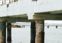 मांडवा बंदर बनले डेंझर झोन, जेट्टीवरील पिलरचे काँक्रीट निखळले; सळया उघड्या, प्रवासी, पर्यटकांची सुरक्षा ऐरणीवर