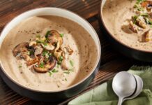 यंदा हिवाळ्यात क्रिमी मशरूम सूपचा आस्वाद घ्या