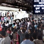 लोकल प्रवाशांची ‘कोंडी, पश्चिम आणि मध्य रेल्वे मार्गावर रखडपट्टी