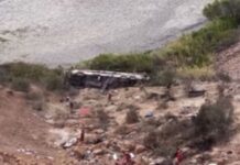 ट्रकला धडकल्यानंतर बस खोल दरीत कोसळली, 37 प्रवाशांचा मृत्यू; 13 जण जखमी