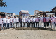 रायगडच्या जिल्हाधिकाऱ्यांचे आश्वासन हवेत; गावकरी उतरले रस्त्यावर, जीवघेणे खड्डे बुजवण्यासाठी कर्जतमध्ये श्रमदान