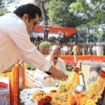 Photo – राज ठाकरे शिवतीर्थावर, शक्तिस्थळी जाऊन शिवसेनाप्रमुखांना वाहिली आदरांजली