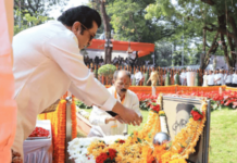 Photo – राज ठाकरे शिवतीर्थावर, शक्तिस्थळी जाऊन शिवसेनाप्रमुखांना वाहिली आदरांजली